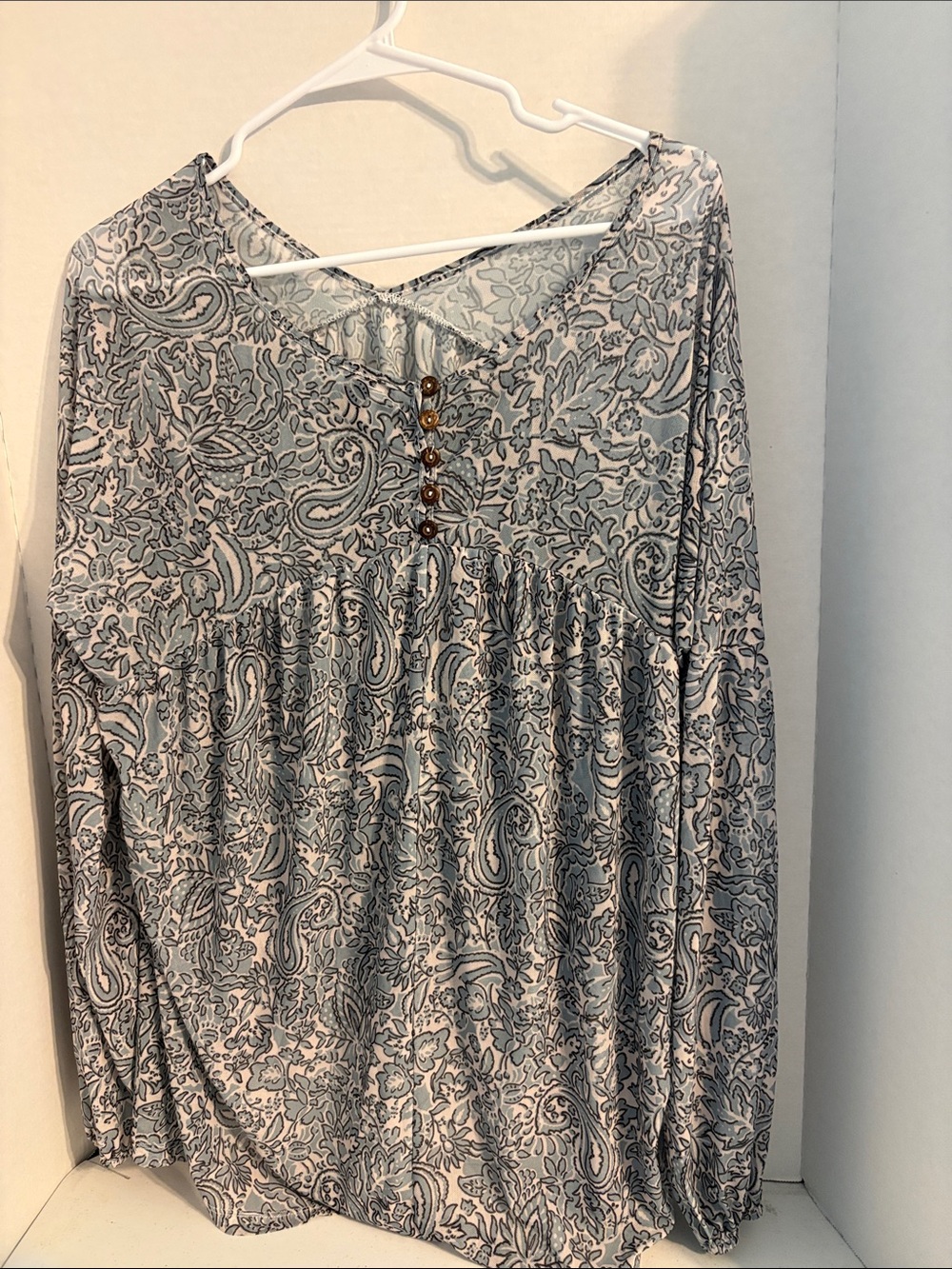 Daytrip Light Gray Paisley Long-Sleeve V-Neck Tunic